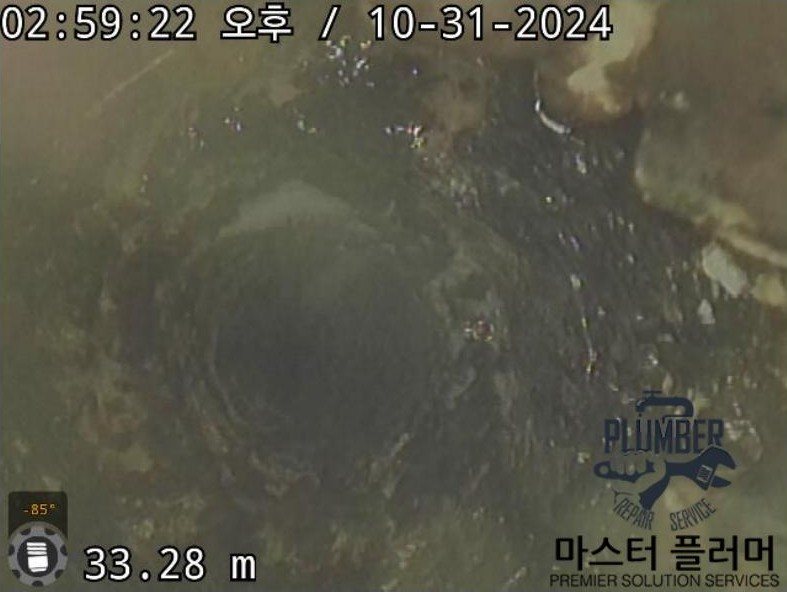 배관 내시경 검사 — 공용 오수관(입상관) 벽면에 붙은 오물