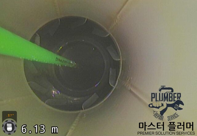 배관 내시경을 보면서 온수고압세척 진행