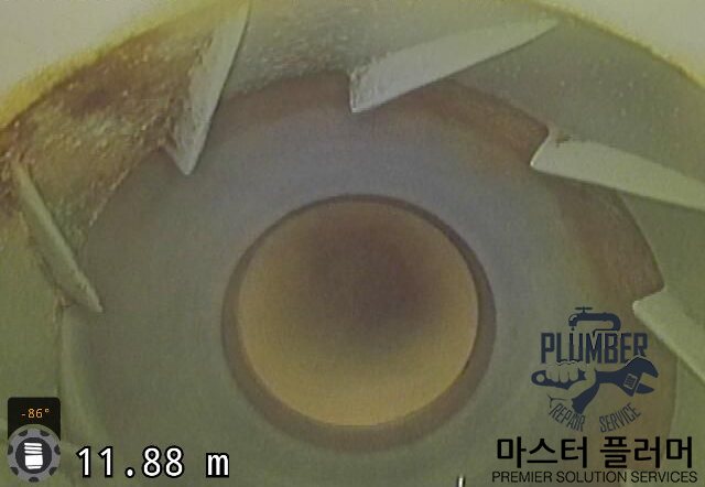 세척 후 배관 내시경 — 오수관 벽면 오물 제거 확인