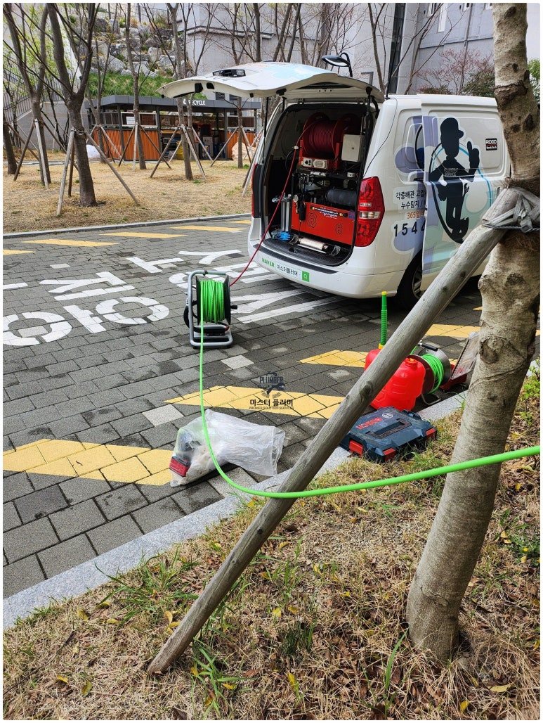 지상 1층 맨홀 쪽 온수고압세척 준비