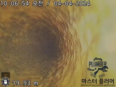 배관 내시경 19.9m 지점 — 벽면 오물이 관의 1/3가량