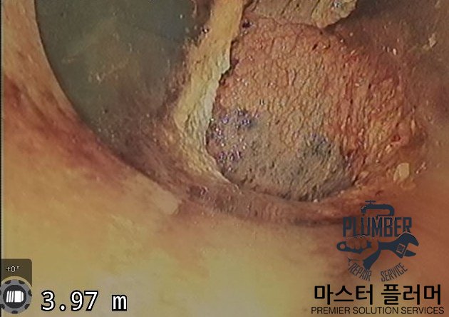 하수구 청소 전 배관 내시경 — 오물이 쌓여 관경이 좁아진 배관