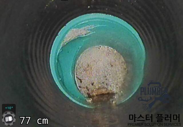 성동구 아파트 우수관 막힘 — 작업 후 — 나무뿌리가 제거된 우수관 내부