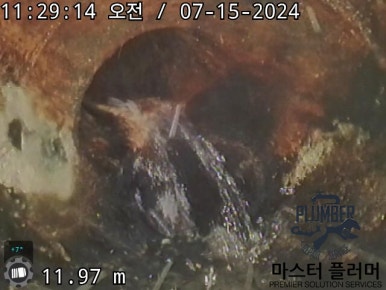 평촌 아파트 공용 하수관 세척 전 기름 슬러지 내시경 사진