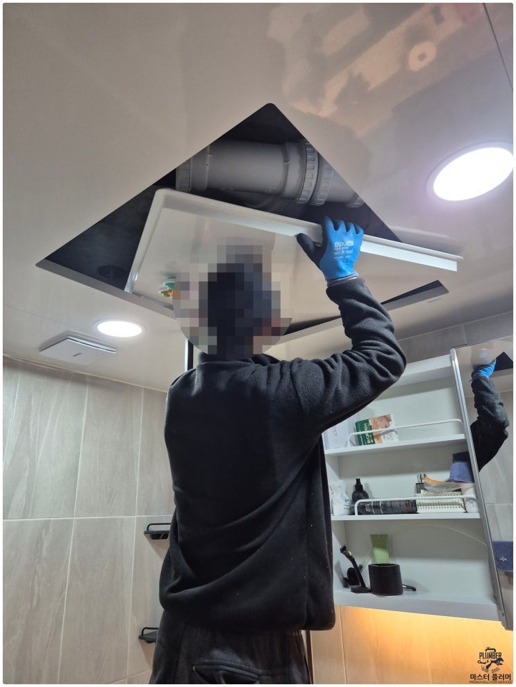 세대 화장실 천장 점검구를 열고 통기밸브 설치 준비