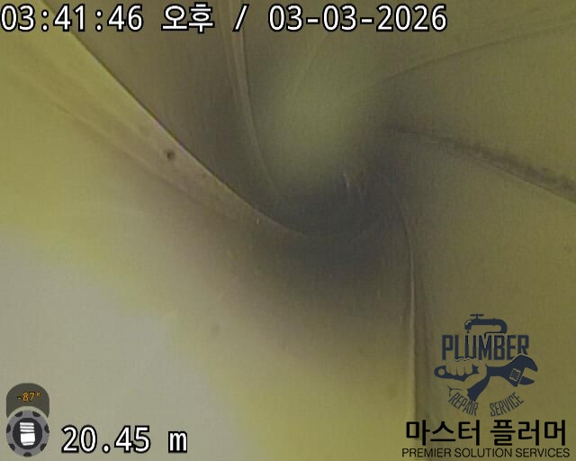 송파구 아파트 변기 봉수파괴 — 세척 후 내시경 — 오물이 제거된 입상관 내부