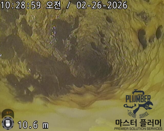 송파구 아파트 변기 봉수파괴 — 세척 전 내시경 — 입상관 벽면에 쌓인 오물