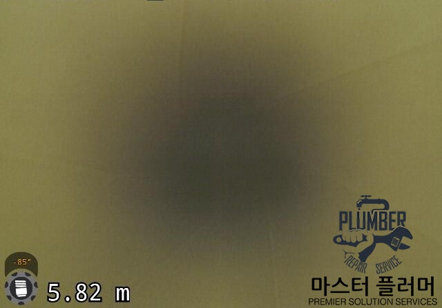 용인 아파트 변기 봉수파괴 — 세척 후 — 오물이 제거된 공용 오수관 내부