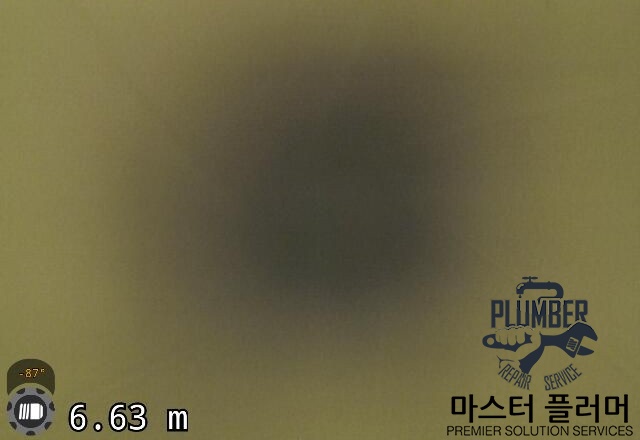 용인 아파트 변기 봉수파괴 — 세척 후 — 오물이 제거된 공용 오수관 내부