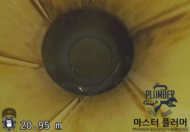 용인 아파트 변기 봉수파괴 — 세척 후 — 오물이 제거된 공용 오수관 내부