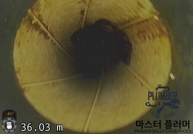 용인 아파트 변기 봉수파괴 — 세척 전 — 오수관 벽면의 오물 축적 상태