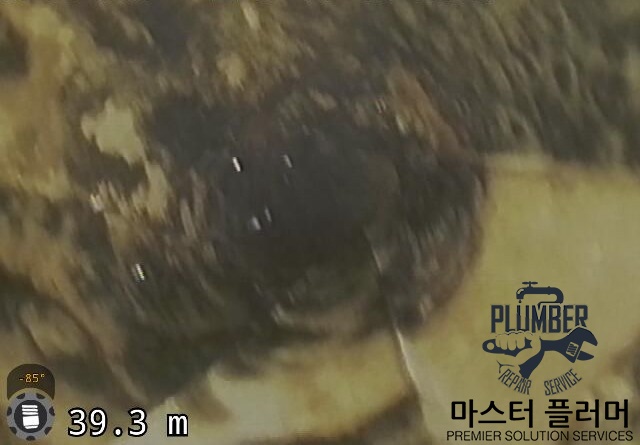 용인 아파트 변기 봉수파괴 — 세척 전 — 오수관 벽면의 오물 축적 상태