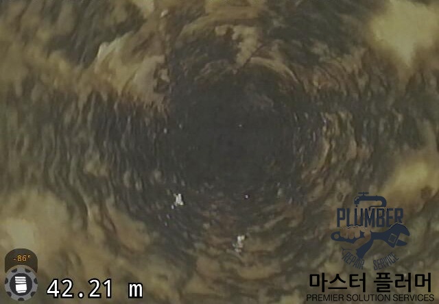용인 아파트 변기 봉수파괴 — 세척 전 — 오수관 벽면의 오물 축적 상태