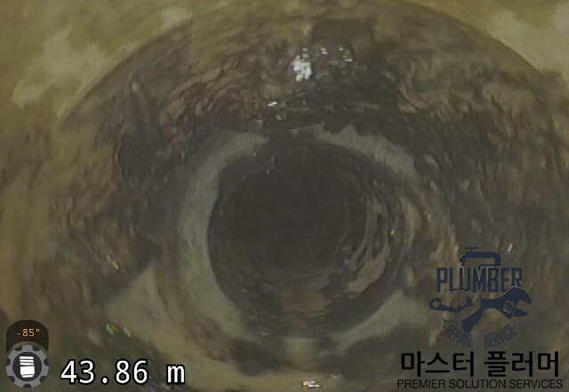 용인 아파트 변기 봉수파괴 — 세척 전 — 오수관 벽면의 오물 축적 상태