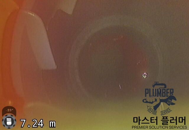 위례 아파트 변기 봉수파괴 — 세척 후 — 오물이 제거된 공용 오수관 내부