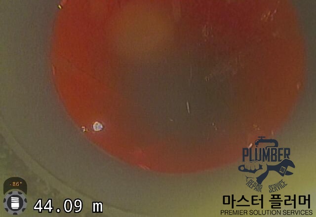 위례 아파트 변기 봉수파괴 — 세척 후 — 오물이 제거된 공용 오수관 내부