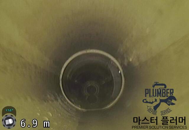 광진구 식당 그리스트랩 막힘 — 세척 후 배관 내시경 — 하수관에 쌓인 오물이 제거된 상태