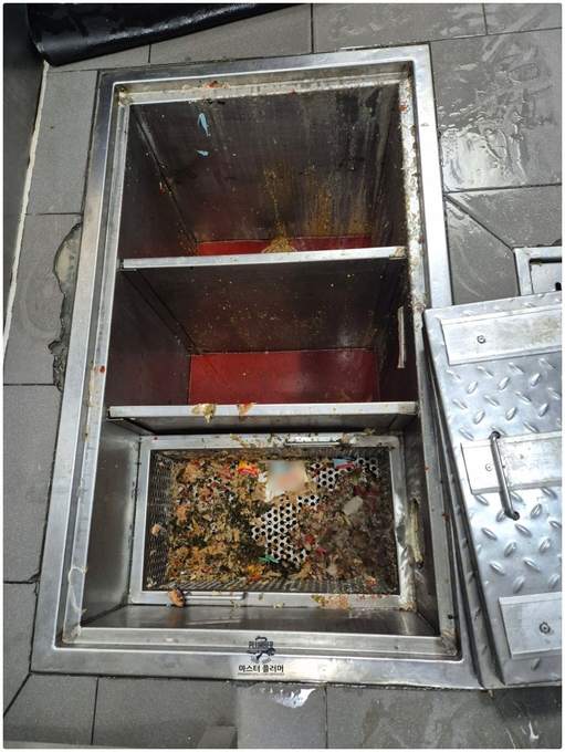 광진구 식당 그리스트랩 막힘 — 두 번째 그리스트랩에 쌓인 오물