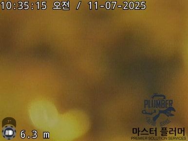 서초구 아파트 — 배관 내시경 화면, 공용 하수관 안에 쌓인 기름 슬러지