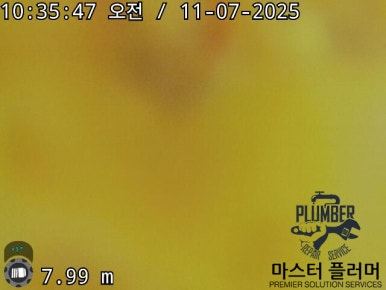 서초구 아파트 공용 하수관 점검 — 배관 내시경 화면 — 공용 하수관 안에 쌓인 기름 슬러지