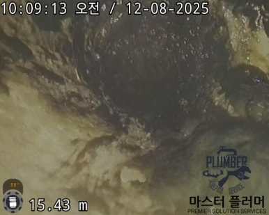 충북 아파트 변기 봉수파괴 — 세척 전 — 19층부터 공용 오수관 벽에 붙은 슬러지