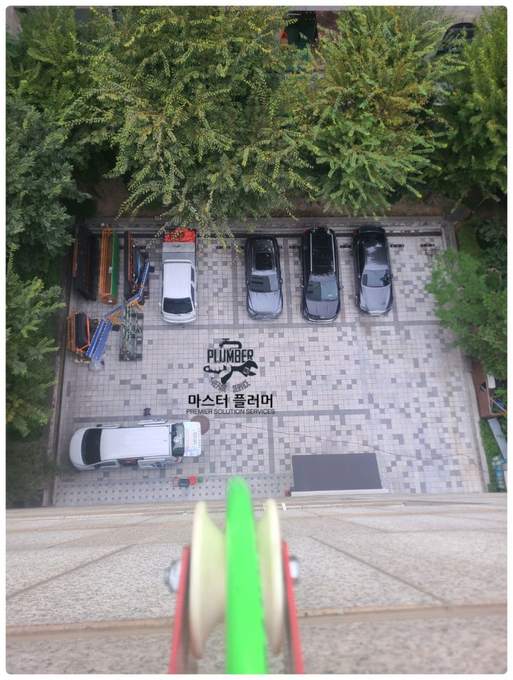 중구 빌딩 배관 플러싱 — 지상에서 빌딩 옥상으로 고압호스 연결