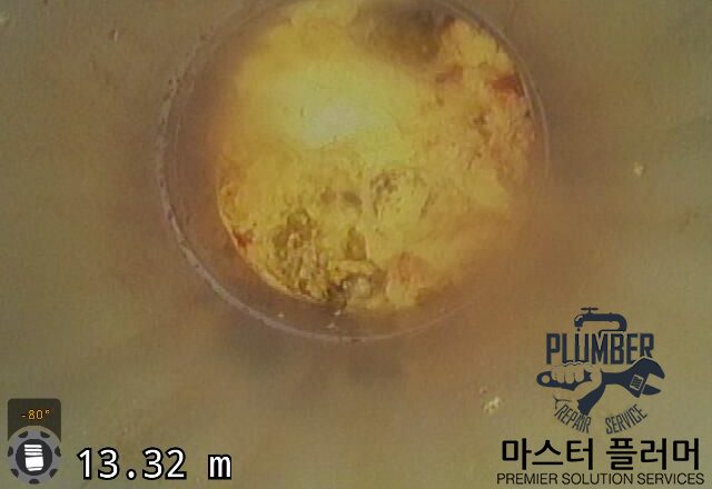 강남 오피스 싱크대 막힘 — 세척 전 — 싱크대 하수관에 쌓인 오물