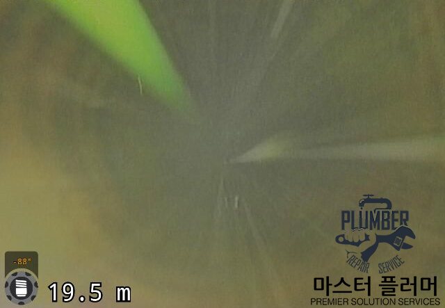 입상관 전용 특수 노즐로 온수고압세척하는 내시경 화면