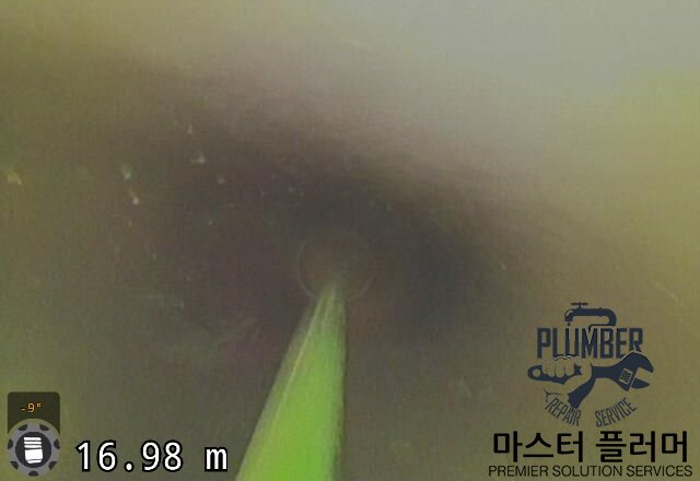 세척 후 17m 지점 — 벽면 오물 제거 확인