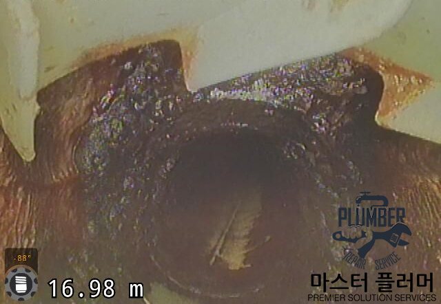 배관 내시경 17m 지점 — 오수관 벽면에 붙은 오물