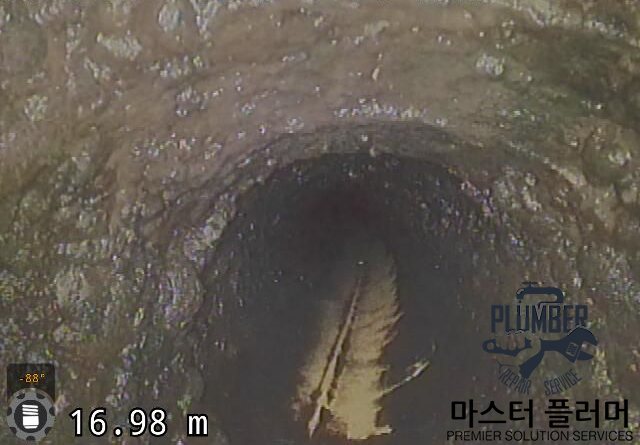 벽면 오물이 관의 1/3가량 붙어 관이 좁아진 모습