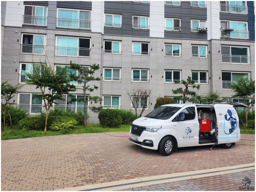 경남 거제 아파트 변기 봉수파괴 현장에 마스터플러머 차량 도착