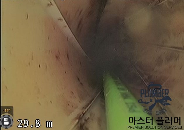 고압세척으로 오수관 벽면 오물이 제거되는 중(29.8m)