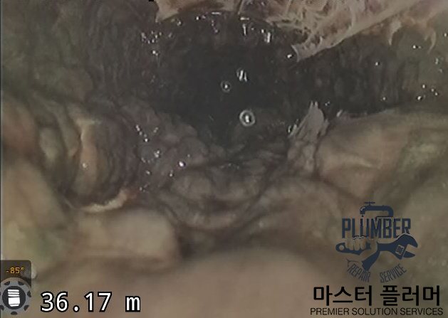 배관 내시경 36m 지점 — 오수관 벽면에 붙은 오물