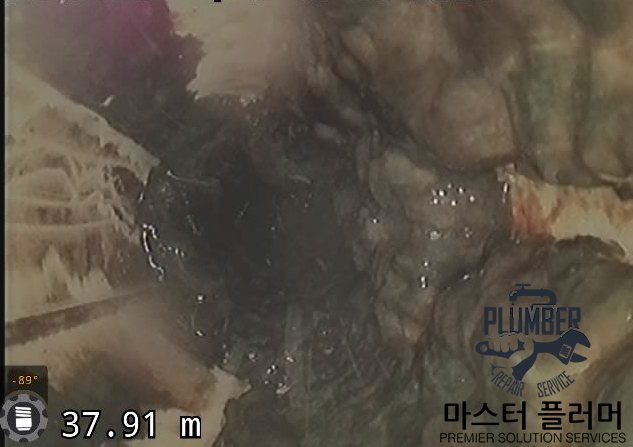 배관 내시경 37.9m 지점 — 벽면 오물이 관의 1/3가량