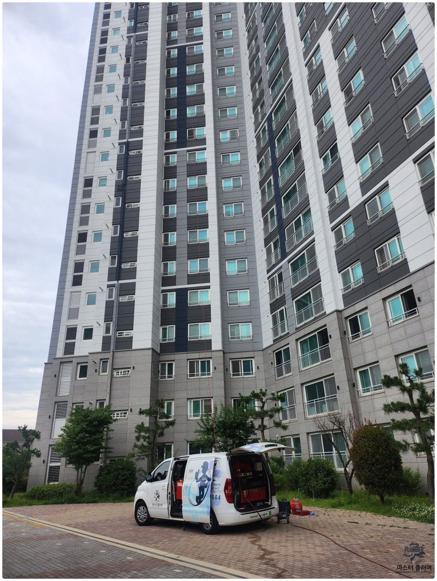 1층에서 오수관(입상관) 고압세척 장비 준비
