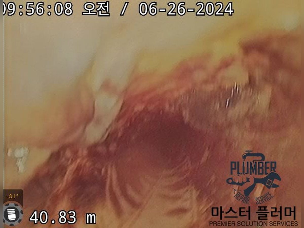 오수관 입상관 벽면에 오물이 붙어 있는 세척 전 내시경 화면