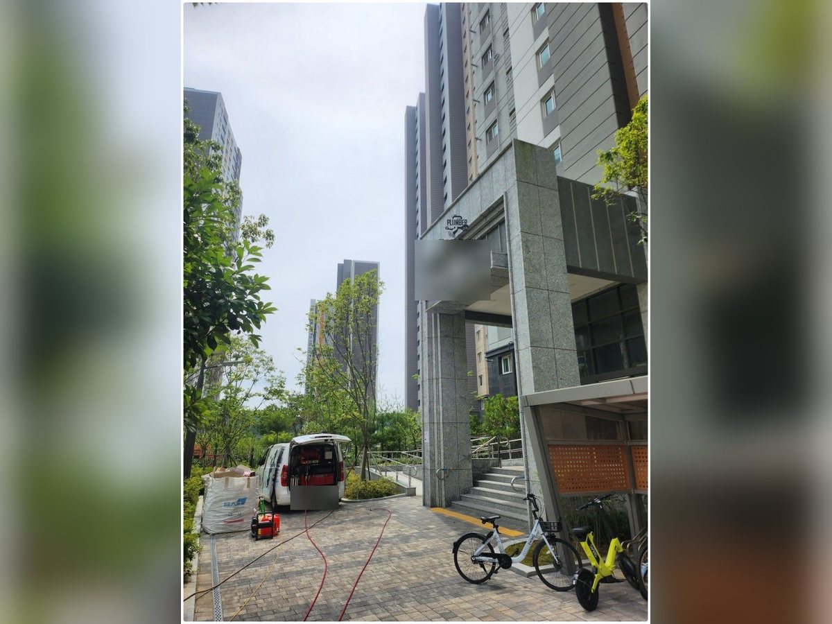 지상에 온수고압세척 장비 차량을 두고 작업을 준비하는 모습