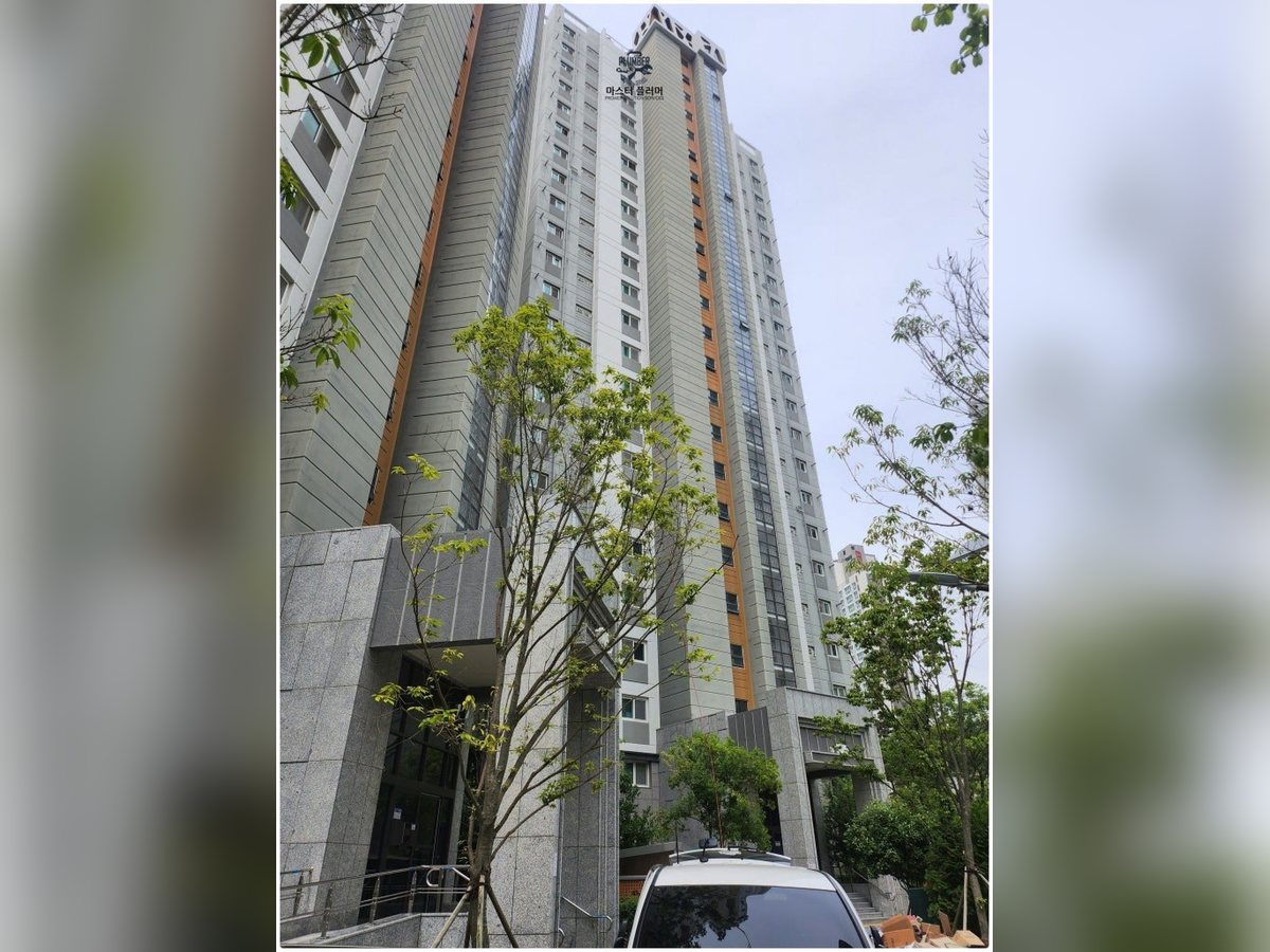 아파트 외벽을 따라 옥상으로 고압호스를 올리는 작업