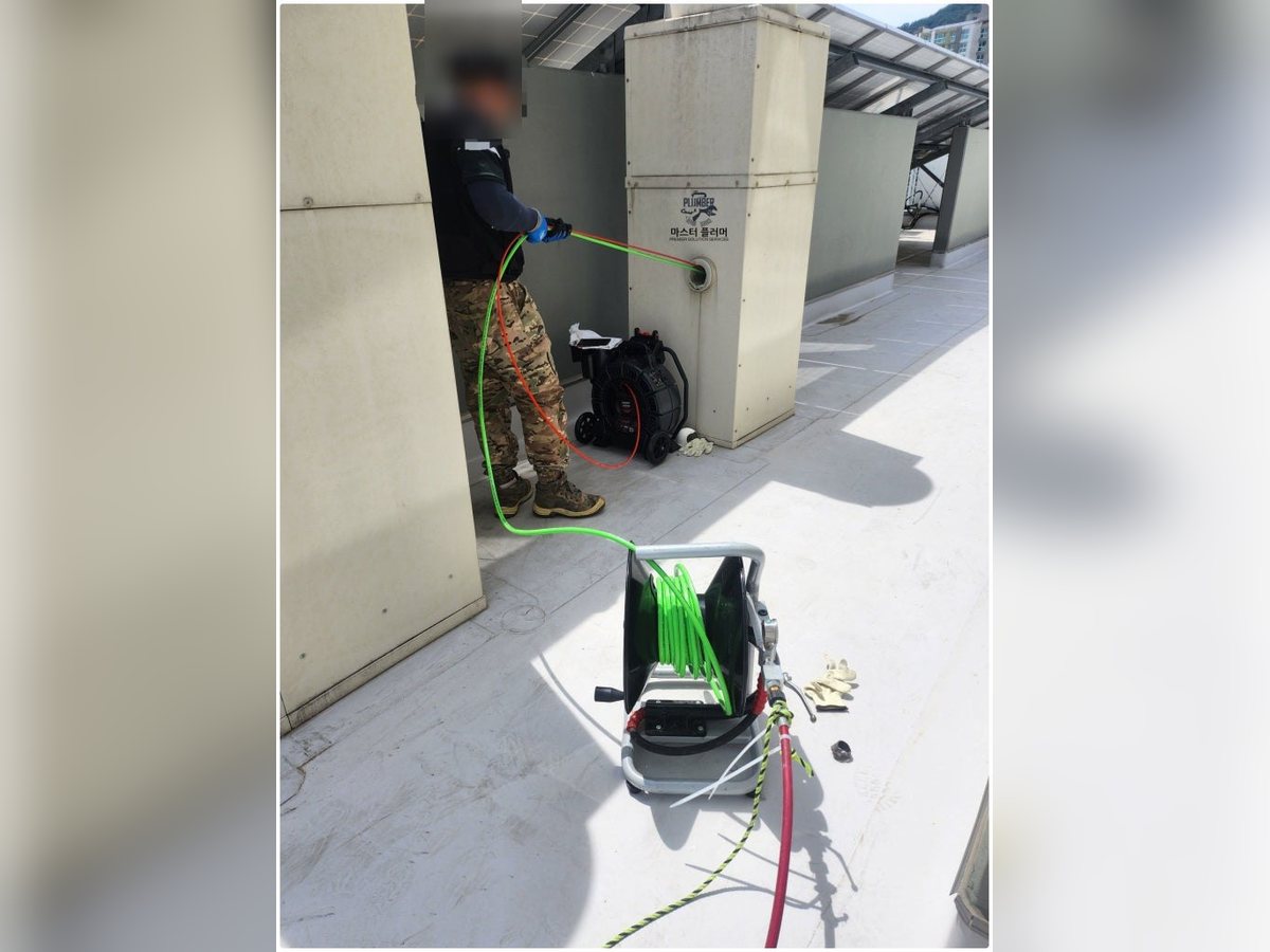배관 내시경을 보면서 거실 화장실 라인 입상관을 세척하는 모습
