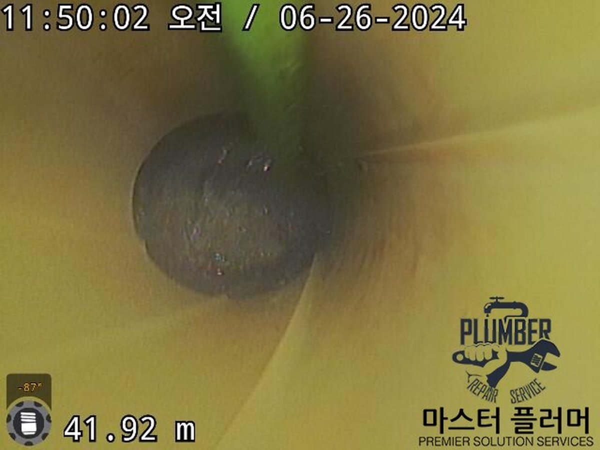 입상관 전용 특수 노즐이 오수관 안을 세척하는 내시경 화면