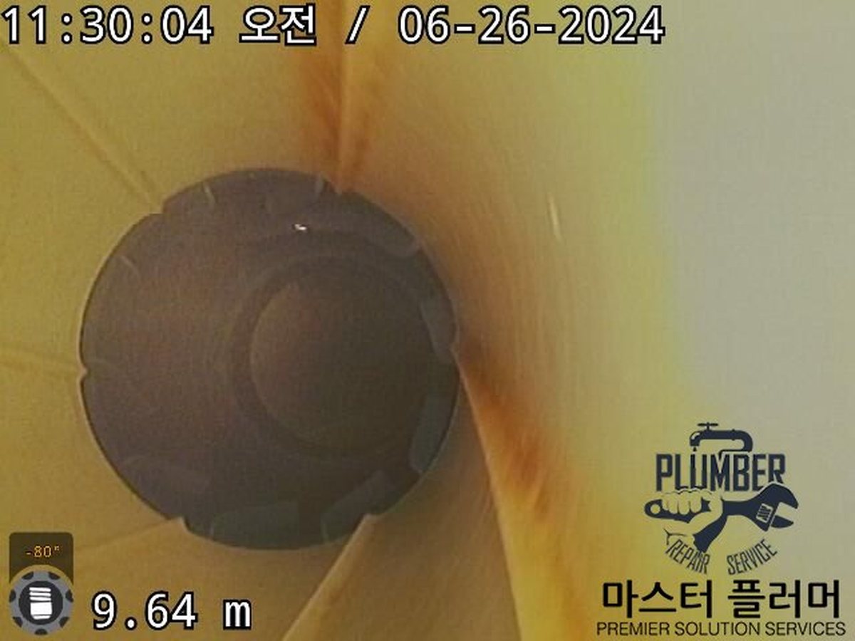 세척 후 오수관 입상관 벽면 상태를 확인한 내시경 화면