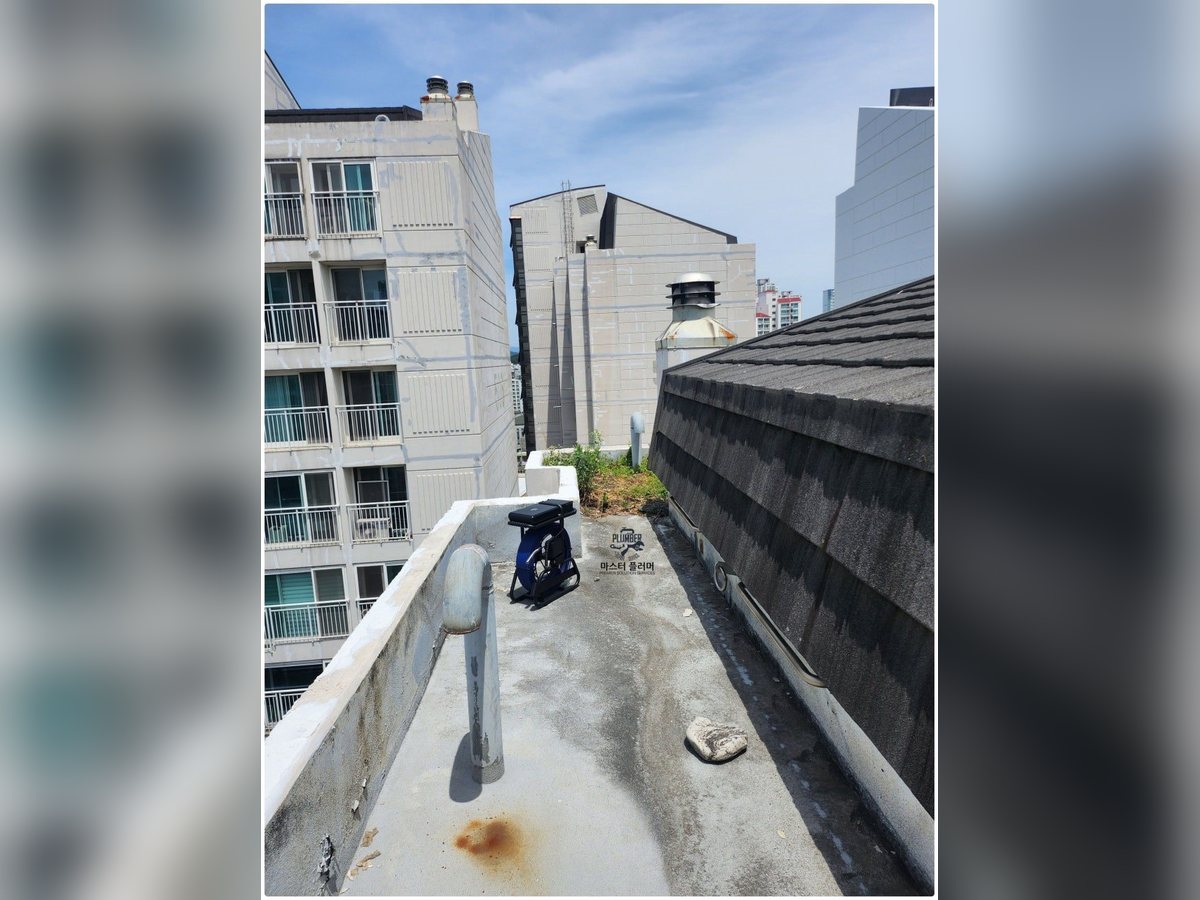 19층 옥상에서 신정통기관 위치를 확인하는 모습