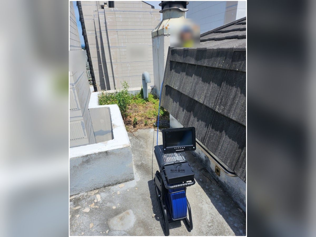 옥상에 설치한 배관 내시경 모니터로 입상관 상태를 확인하는 모습