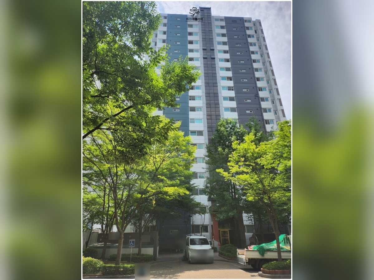 지상에서 아파트 옥상으로 고압호스를 올리는 작업