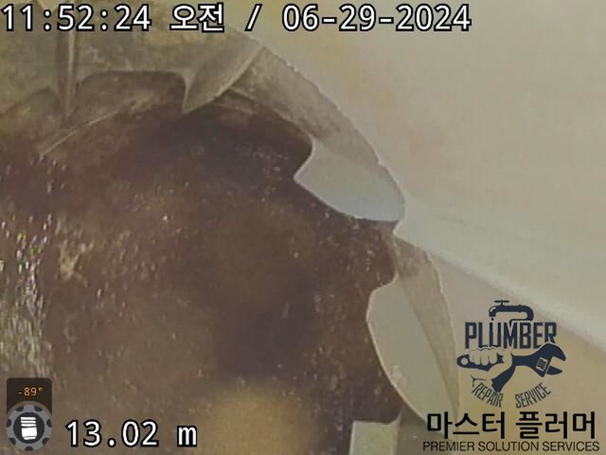 세척 전 오수관 입상관 벽면에 오물이 두껍게 붙어 있는 내시경 화면