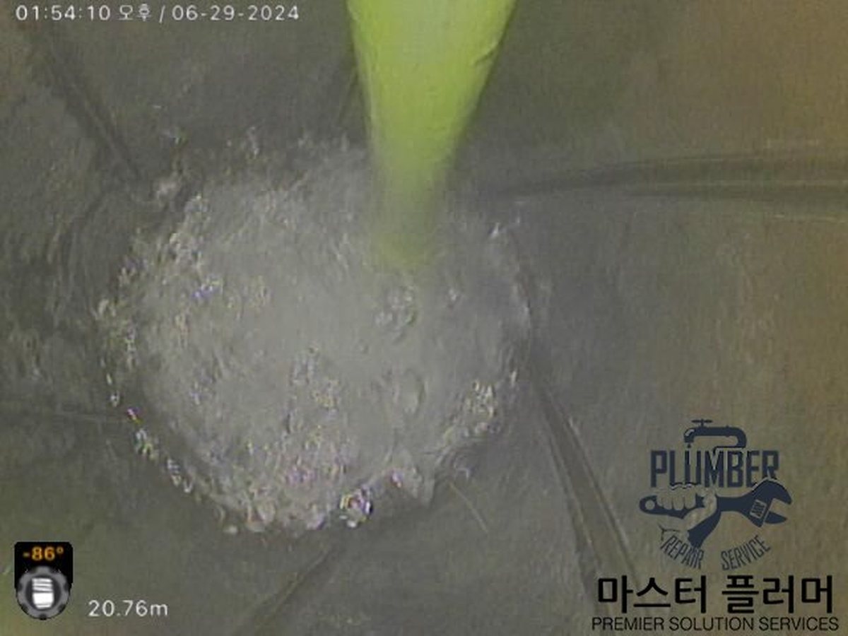 입상관 전용 특수 노즐로 오수관 벽면을 세척하는 내시경 화면