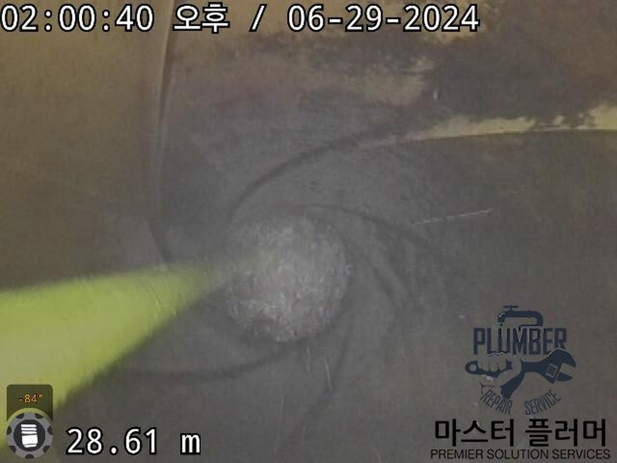 세척 후 오수관 입상관 벽면 상태를 확인한 내시경 화면