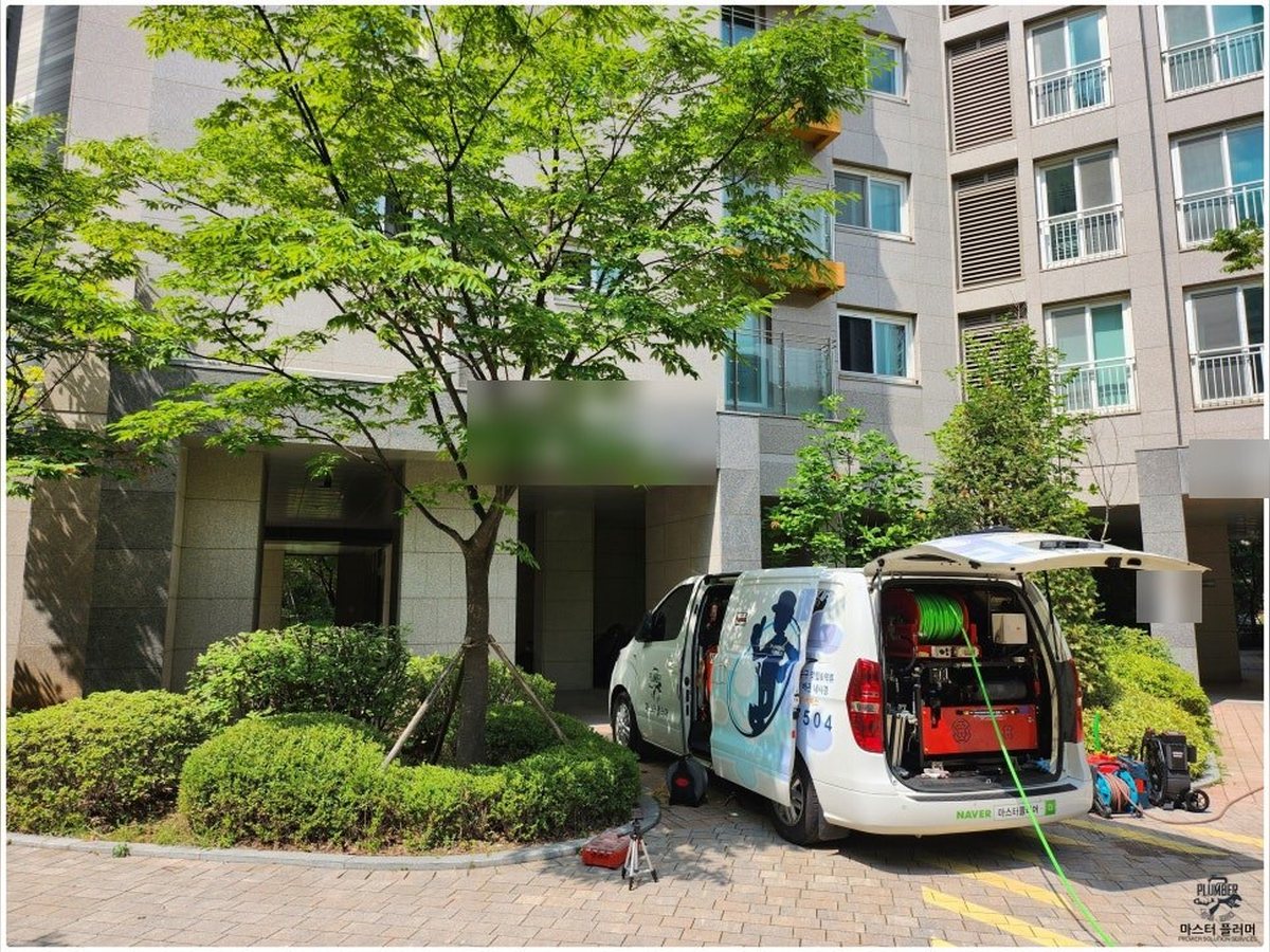 영등포구 아파트 현장에 도착한 마스터플러머 장비 차량