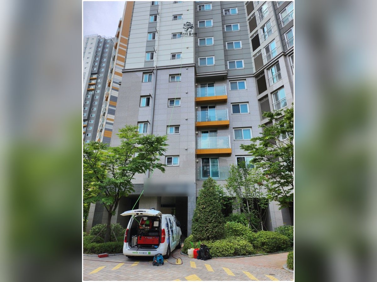 지상에 온수고압세척 장비 차량을 두고 작업을 준비하는 모습
